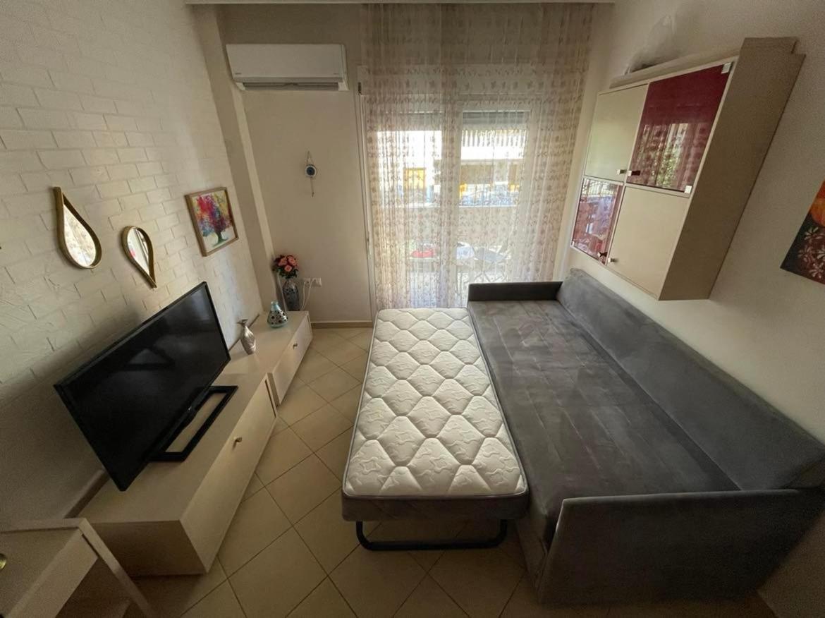 Brick Apartment Néa Péramos Exteriör bild